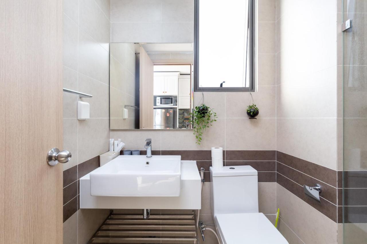 Serene Premier Apartment - River Gate Хошимин Экстерьер фото